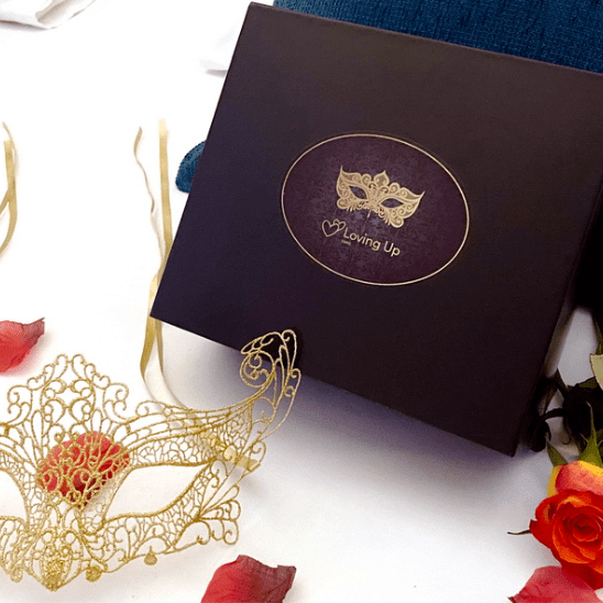 Coffret élégant noir avec étiquette au milieu de la boite représentant un masque doré en dentelle et le logo de la marque Loving Up