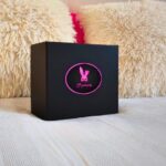 Coffret élégant noir avec au milieu une étiquette en cercle, avec l'image de la tête d'un lapin de couleur rose