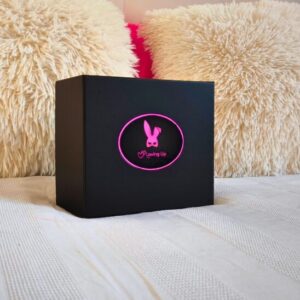 Coffret élégant noir avec au milieu une étiquette en cercle, avec l'image de la tête d'un lapin de couleur rose