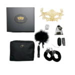 Composition de la Love Box Love : Un masque en dentelle doré, un Plumeau Éveilleur de Sens, un Un œuf vibrant avec une télécommande à distance ,Un cockring vibrant, Un cockring vibrant, une paire de menottes en fourure noir,un jeu de dés coquins,un vibromasseur orné de petits strass et une trousse de rangement