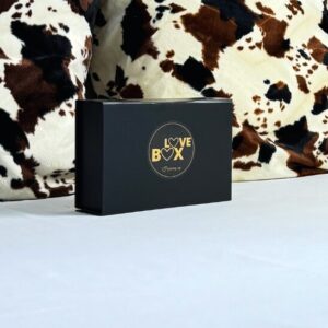 Coffret élégant noir avec au milieu une étiquette en cercle, avec le nom " love box"