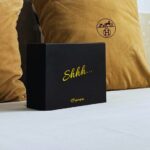 Coffret élégant noir avec au milieu gravait de couleur or le nom de la love box "shh"