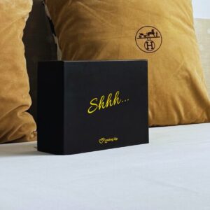 Coffret élégant noir avec au milieu gravait de couleur or le nom de la love box "shh"