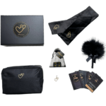 Composition de la Love Box Love : jeu de 2 dés coquins, un paquet de cartes gages à gratter, un bandeau-lien en satin noir, L’étreinte by Loving Up®, un plumeau et une trousse de rangement