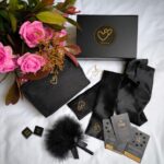 La Love Box est présentée avec ses produits phares, accompagnés d'un beau bouquet de fleurs et de sa trousse à jouets.