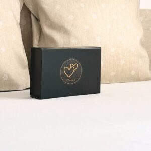 Coffret élégant noir avec au milieu de la boite le logo de la marque Loving Up encercler