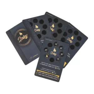 Cinq jeux de cartes noires disposés en éventail. Les cartes sont à gratter.