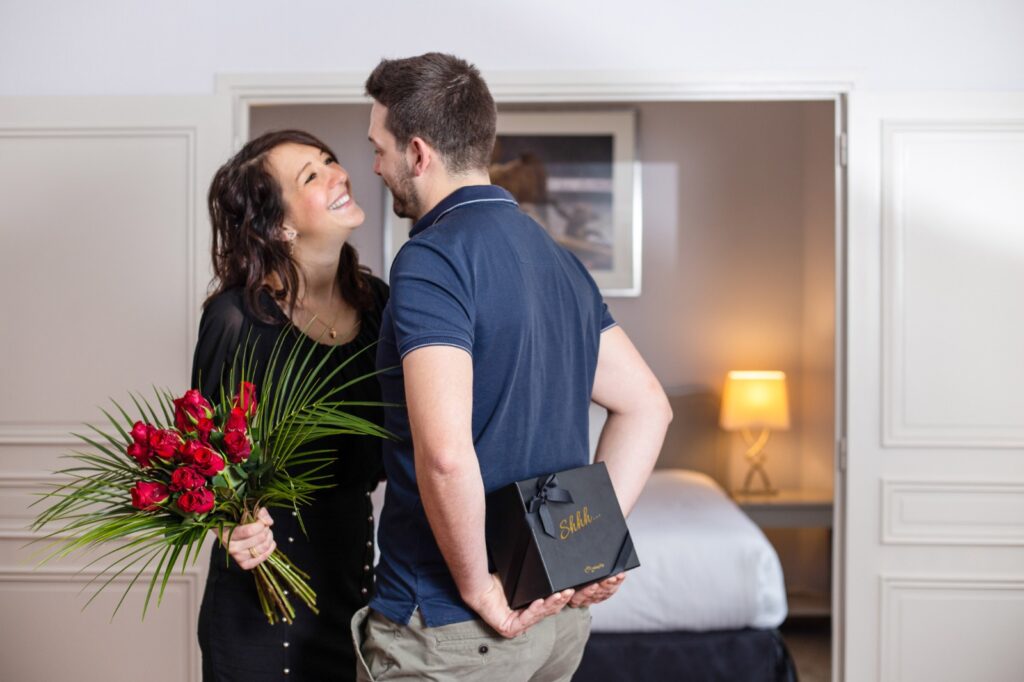 Une box shh de loving-up utilisée par un couple dans un hôtel.