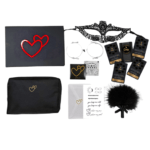 Composition de la Love Box Love : Paire de Bracelets Cœur aimantés, un Plumeau Éveilleur de Sens, Lubrifiant à base d’eau (5 ml), un jeu de 5 Cartes à Gratter, 1 Planche de 5 matching Tatoo , Tatouages Éphémères, Loup Masque en Dentelle e cartes à gratter et une trousse de rangement