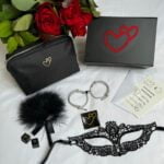 La Love Box est présentée avec ses produits phares, accompagnés d'un beau bouquet de fleurs et de sa trousse à jouets.