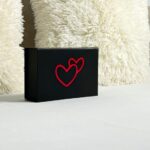Coffret élégant noir avec au milieu de la boite le logo de la marque Loving Up de couleur rouge