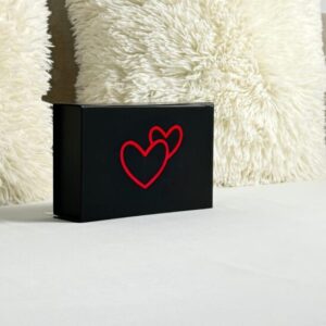 Coffret élégant noir avec au milieu de la boite le logo de la marque Loving Up de couleur rouge