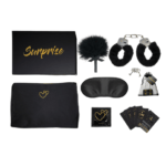Composition de la Love Box Love : bandeau pour les yeux de couleur noi, un Plumeau Éveilleur de Sens, un paquet de préservatif, un jeu de 5 Cartes à Gratter, une paire de menottes en fourure noir,un jeu de dés coquins et une trousse de rangement