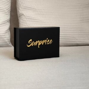 Coffret élégant noir avec au milieu graver de couleur or le nom de la love box "surprise"