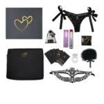 Composition de la Love Box Séduction Un vibromasseur en forme de rouge à lèvres, Un cockring vibrant, Une paire de dés coquins, Un plumeau noir, Un jeu de cartes à gratter, Un lubrifiant, Un masque en dentelle noir, Une trousse de rangement