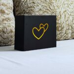 coffret élégant noir avec au milieu de la boite le logo de la marque Loving Up