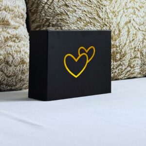 coffret élégant noir avec au milieu de la boite le logo de la marque Loving Up