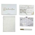 Image du coffret blanc avec le nom "Déclaration" écrit en doré. À côté, l'arrière du coffret avec les instructions. On y trouve également le sachet en organza fourni avec le marqueur indélébile doré.
