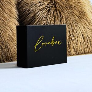 Coffret élégant noir avec au milieu gravait de couleur or le nom de la love box "lovebox"