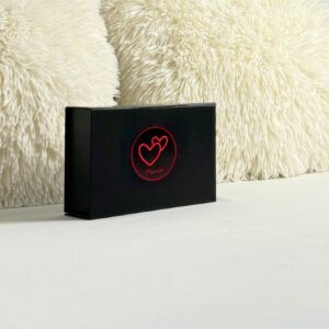 Coffret élégant noir avec au milieu de la boite le logo de la marque Loving Up en couleur rouge