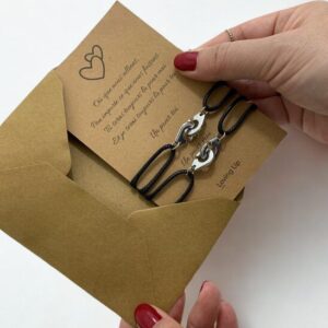Bracelets duo noirs ajustables avec menottes en acier inoxydables sur carte kraft avec message d’amour – Cadeau romantique pour couple signé Loving Up